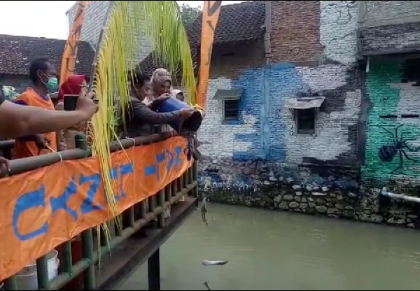 Ungkapkan Rasa Syukur,  Mempelai ini Tabur Benih Ikan di Kali Lunyu